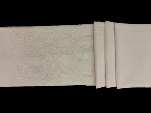 Tela de Algodón Blanco Premium con Borde Bordado – Material Broderie Anglaise con Borde Festoneado para Prendas de Vestir y Decoración del Hogar - Product Image 4