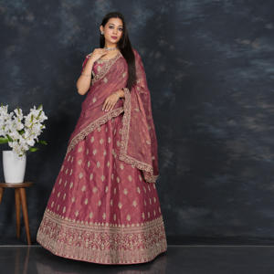 ชุดเลเฮนกาโชลีผ้าไหมพร้อมกระโปรงปักลายด้วยด้ายอย่างประณีต จับคู่กับเสื้อทรงเข้ารูปและผ้าคลุมไหล่เข้าชุด - Product Image 3