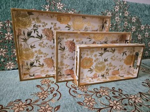 Plateau décoratif rond en bois avec motif floral et poignées pour la décoration de la maison - Product Image 4