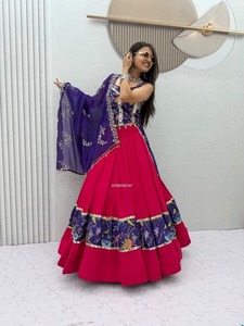 Ensemble Lehenga Choli en Soie de Luxe avec Broderie Miroir et Imprimé, Tenue Traditionnelle Indienne Élégante et Ethnique, Modèle de Créateur pour Mariage Nuptial - Product Image 1