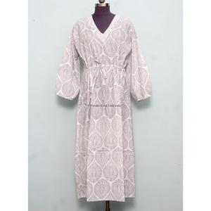 เดรสลำลองทรงตรงไซส์พลัสสำหรับผู้หญิง ลายพิมพ์บล็อกด้วยมือ แขนพอง คอวี เอวธรรมชาติ ความยาวระดับข้อเท้า - Product Image 1