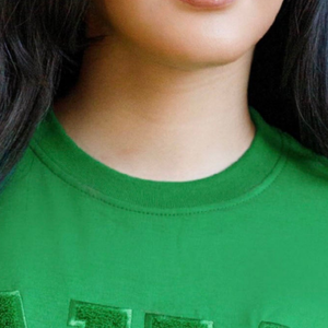 T-shirt vert en chenille brodé de lettres grecques – Coton premium – Vêtement décontracté pour sororité – Mode streetwear - Product Image 2