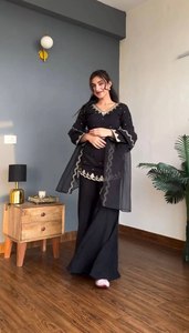 Ensemble exclusif Kurti, bas et dupatta en crêpe de soie lourde, orné d'un riche motif brodé à la sequins. - Product Image 2