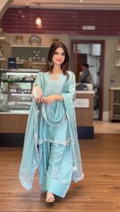 ชุดเสื้อผ้าไหมซาตินแบบดั้งเดิมสำหรับงานปาร์ตี้ ดีไซน์เนอร์ออกแบบ พร้อมกางเกงฟาร์ชีปาลาซโซ่และผ้าคลุมไหล่ ประดับด้วยงานปักมุกและหมุดตกแต่ง แขนเสื้อทรงบาน ความยาวระดับเข่า - Product Image 6