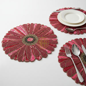 NOORIMS AKBAR HANDICRAFTS - Juego de Manteles Individuales Elegantes de Tela Satinada con Cuentas, Hechos a Mano, Decorativos, Suministro al por Mayor para Bodas y Eventos - Product Image 1