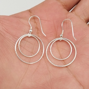 Pendientes de Plata de Ley con Doble Círculo: Joyería Minimalista de Alambre, Regalo de Cumpleaños o Boda para Mujeres y Niñas - Product Image 1