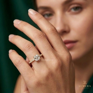 แหวนเพชรทรง Asscher แบบเรียบหรู ฝังเพชรแล็บโกรว์ ดีไซน์แบบสี่ก้านเปิด แหวนมินิมอล ประดับเพชรแบบไมโครเพฟ ทองคำแท้ แหวนเรียบง่ายสำหรับเธอ - Product Image 6