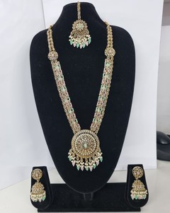 Parure de bijoux ethniques élégante pour mariage, comprenant un collier long, des jhumkas et un tikka, en zircon et perles plaqué or antique, avec des éléments superposés couleur pastel Rani. - Product Image 3