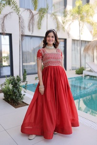 Vestido Anarkali con Bordado - Conjunto de 1 Pieza en Telas H O con Lentejuelas y Zari, con Cuentas y Bordado de Cuentas en Tiras - Product Image 2