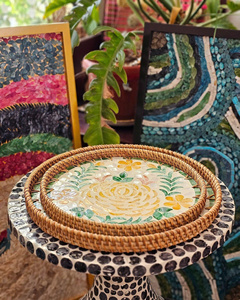 Plateau en rotin rustique avec incrustation de nacre, motif feuille tropicale personnalisé, plateau de service charmant, décoration de maison de style côtier - Product Image 1