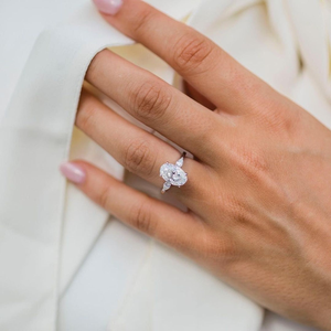 Anillo de compromiso de oro blanco de 10K con moissanita de corte ovalado y piedras laterales de corte pera, anillo de tres piedras de oro macizo, regalo para mujer - Product Image 4