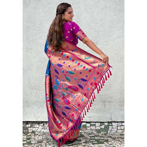 Sari de Seda Paithani Azul Chandrakor Swan Yeola de Elite Weaves con Contraste Tejido en Zari, Ropa India y Pakistaní - Product Image 1