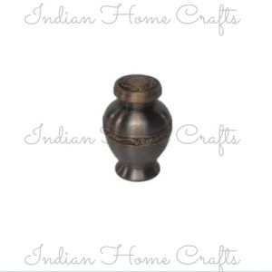 Urna Funeraria de Metal Plateado Mate para Adultos con Tapa Grabada - Monumento Ecológico y Duradero de Indian Home Crafts - Product Image 2