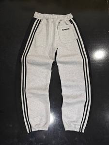 กางเกงจ็อกเกอร์สีเทาไฮเดอร์เกรย์ลายทางด้านข้างสีดำ พร้อมโลโก้ปัก ผ้าฝ้ายฟลีซ 100% ขากว้าง ปลายขาจั๊มพ์ สำหรับผู้ชาย - Product Image 3