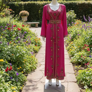 Elegante caftán marroquí magenta con bordados dorados y detalles de joyas. Un vestido de lujo atemporal cosido a mano para ocasiones formales. - Product Image 1