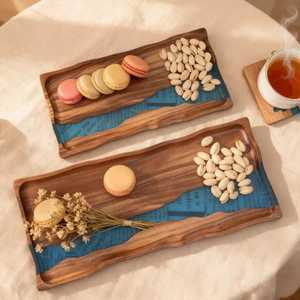 Novedad: Bandeja de Servir Irregular de Madera con Incrustaciones de Resina Azul, Diseño Wabi Sabi Hecho a Mano para Platos de Fiesta - Product Image 1