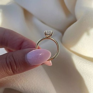 แหวนหมั้นเพชรเรืองแสงยาว14K สีเหลืองทองรัศมีที่ซ่อนอยู่ได้รับการรับรองจากผู้ผลิตทองที่เรียบง่าย3.30 CT - Product Image 2