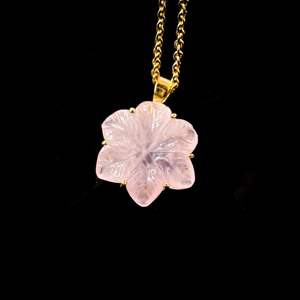 จี้รูปดอกไม้โรสควอตซ์ AAA แกะสลักด้วยมือ สร้อยคอคริสตัลรูปดอกไม้สำหรับผู้หญิง จี้พลอย งานแฮนด์เมดสำหรับทำเครื่องประดับ - Product Image 3