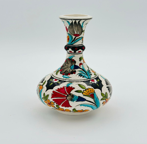 Jarrón de cerámica blanca bellamente curvado con arte de claveles y tulipanes brillantes; disponible a precios de mayorista. - Product Image 1