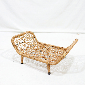 Cama para Mascotas de Ratán, Sofá Curvo para Gatos, Casa Tejida para Mascotas con Cojín de Piel Blanca para Uso en Interiores - Product Image 4