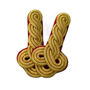 Epaulettes Ceremoniales Dorados de Diseño y Acabado de Calidad con Cordones Trenzados sobre Fondo Rojo, Estilo Profesional - Product Image 5