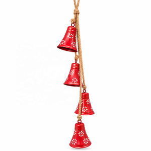 Campana de Viento Metálica con Diseño Floral, Cuatro Campanas Rojas Colgantes, Arte de Margaritas Blancas y Detalles de Cuerda Trenzada - Product Image 1