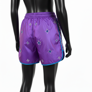 Shorts coupe-vent légers en polyester 130 GSM, doux, avec panneaux bleu violet et logo en strass, personnalisés pour femmes. - Product Image 2