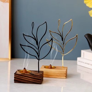Porte-encens en métal en forme de feuille avec base en bois, diffuseur d'aromathérapie, design noir et or, utilisation toute saison - Product Image 1
