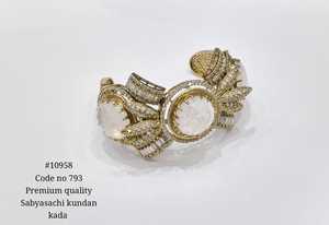 กำไลข้อมือพรีเมียม 10958 ประดับเพชรคิวบิกเซอร์โคเนียแบบเปิด ดีไซน์เมห์นดี ชุบเคลือบเงา เหมาะสำหรับผู้หญิง สวมใส่ในงานแต่งงานและงานปาร์ตี้ - Product Image 5