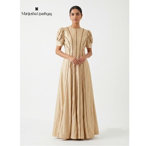 Robe en soie beige de haute qualité pour femmes, robe maxi plissée de luxe avec manches bouffantes pour les occasions spéciales - Product Image 1