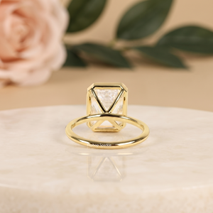 Anillo de compromiso de plata de ley chapado en oro amarillo con moissanita de corte esmeralda y engaste de puntas, joyería de moda para mujer - Product Image 2