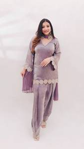 Ensemble Salwar Traditionnel en Soie Fendi pour Femme, Broderie Fait Main, Haut à Sequins, Salwar Farshi, Dupatta en Dentelle Faite à la Main - Product Image 1