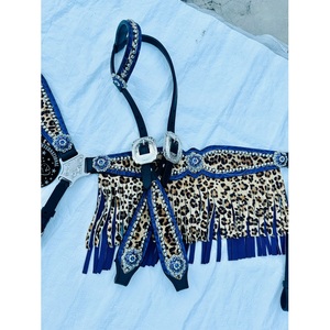 Ensemble de têtière et de collier de poitrail pour cheval en cuir noir style western à imprimé léopard, avec conchos en strass bleus et franges, équipement équestre - Product Image 5