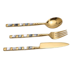 Ensemble de couverts de luxe en or, acier inoxydable et laiton, avec poignées en nacre, haute qualité, style moderne. - Product Image 1