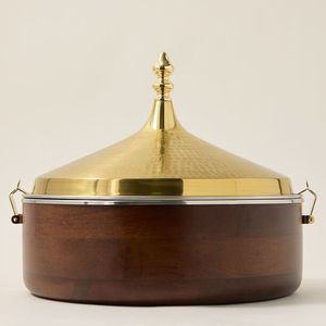 Plat de service de luxe en bois avec couvercle en laiton martelé, chauffe-plat isolé pour la restauration et la décoration de mariages - Product Image 1