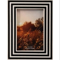Cadre photo personnalisé en résine ondulée rouge avec design de papillons gris, fait main, écologique, léger, décoratif, sur table