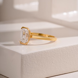 Anillo de Compromiso con Diamante Cultivado en Laboratorio con Corte Esmeralda, Diseño Elegante, en Oro Amarillo de 14K, Anillo de Diamantes Finos para Mujer - Product Image 2