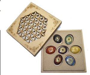 Ensemble de 7 pierres de chakra gravées pour la guérison par le Reiki, la méditation et la pleine conscience, en pierres précieuses - Product Image 6