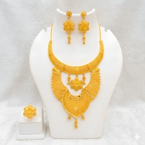 Ensemble de bijoux de mariée en alliage de cuivre plaqué or, collier, boucles d'oreilles, bague avec design perlé, bijoux classiques pour femmes - Product Image 3