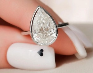 Bague élégante en argent avec diamant taille poire et sertissage clos, design cadeau d'anniversaire, bijou quotidien durable pour femme - Product Image 1