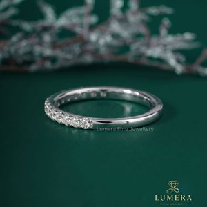 แหวนเพชรทรงกลมคลาสสิกสำหรับผู้หญิง LUMERA ตัวเรือนทองคำขาว ประดับเพชรธรรมชาติรับรองโดย IGI - Product Image 4