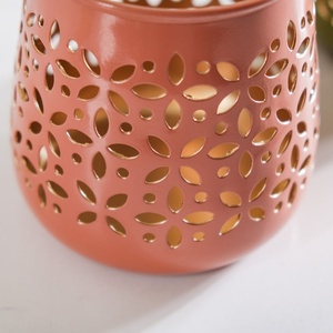 Encantador Portavelas Verde Oliva con Patrón Floral Cortado con Láser e Interior Dorado, Perfecto para una Cálida Iluminación Decorativa del Hogar - Product Image 5