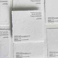 Ensemble d'invitations de mariage en papier coton écologique fait main, motif floral, estampage à chaud, bords festonnés, professionnel