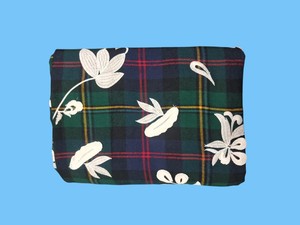 Tela de Algodón a Cuadros de Alta Calidad con Apliques Florales Blancos en 3D - Base a Cuadros en Azul Marino, Verde y Rojo - Product Image 3