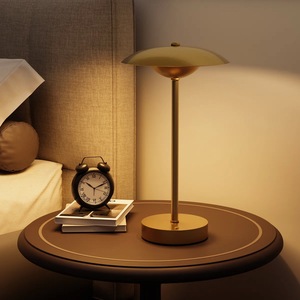 Lámpara de Mesa Minimalista de Latón con Acabado Dorado Mate, Iluminación de Mesa Contemporánea - Product Image 5