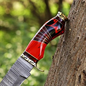 Cuchillo hecho a mano de acero de Damasco con mango de resina roja premium y funda de cuero genuino. - Product Image 2