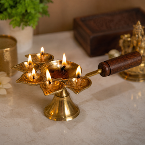 Lampe Diya Aarti en laiton à plusieurs mèches avec poignée en bois, lampe à huile traditionnelle pour la décoration des festivals Pooja, exportateur en gros Inde - Product Image 3