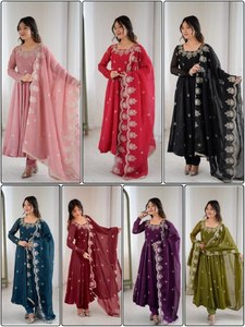 Elegante Conjunto de Tres Piezas Anarkali Vintage Floral con Bordado de Lentejuelas, de Seda Texturizada, Holgado, con Cintura Natural y Largo hasta el Suelo - Product Image 6