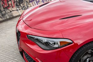 Alfa Romeo Giulia Quadrifoglio Sedán 2024 Especial Inteligente, Listo para Envío a Todo el Mundo - Product Image 4