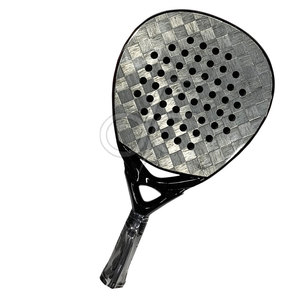 El fabricante suministra equipo deportivo para práctica y juego, equilibrado y ligero, con un agarre cómodo. - Product Image 3